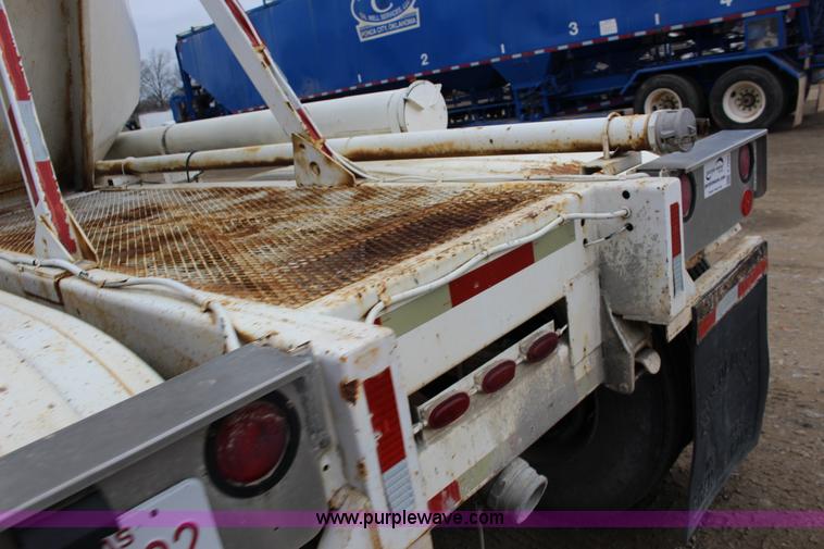 image for item F7585 1980 Fruehauf pneumatic trailer