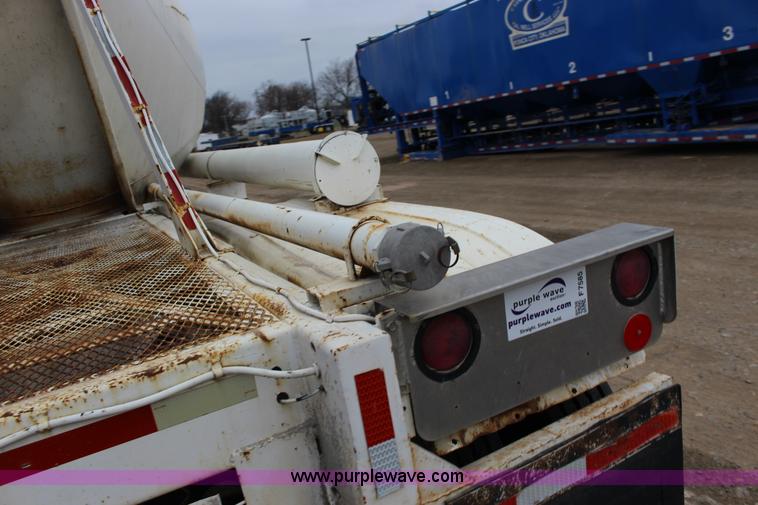 image for item F7585 1980 Fruehauf pneumatic trailer
