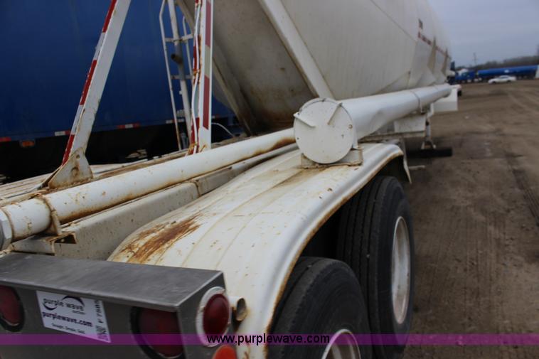 image for item F7585 1980 Fruehauf pneumatic trailer