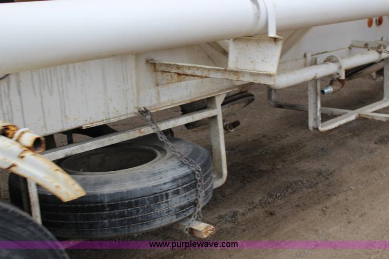 image for item F7585 1980 Fruehauf pneumatic trailer
