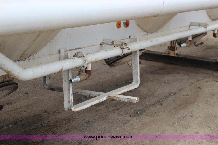 image for item F7585 1980 Fruehauf pneumatic trailer