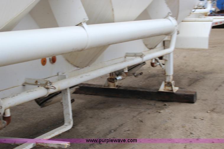 image for item F7585 1980 Fruehauf pneumatic trailer