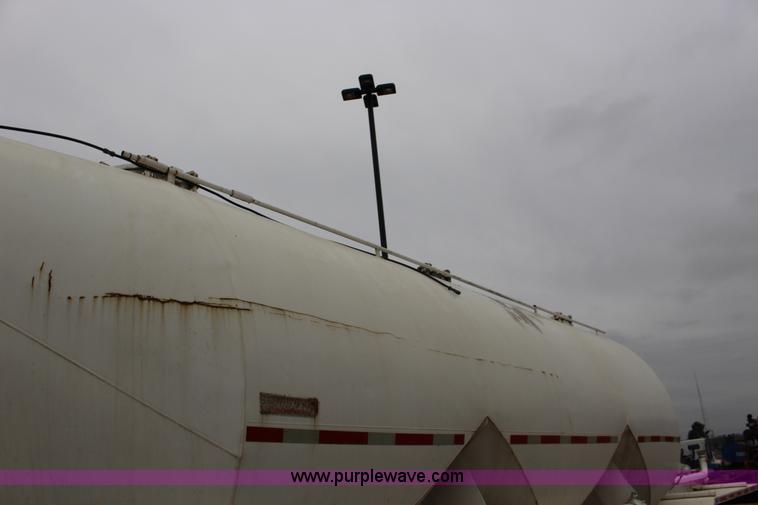 image for item F7585 1980 Fruehauf pneumatic trailer