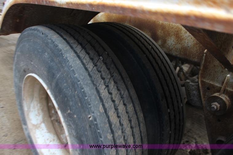 image for item F7585 1980 Fruehauf pneumatic trailer