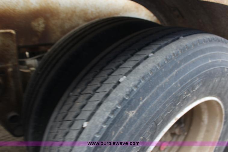 image for item F7585 1980 Fruehauf pneumatic trailer