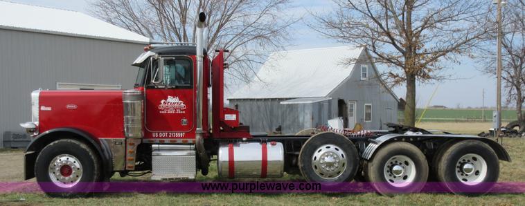 image for item F8439 1995 Peterbilt 379 semi truck