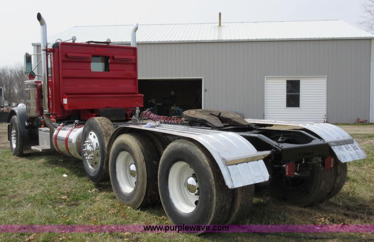 image for item F8439 1995 Peterbilt 379 semi truck