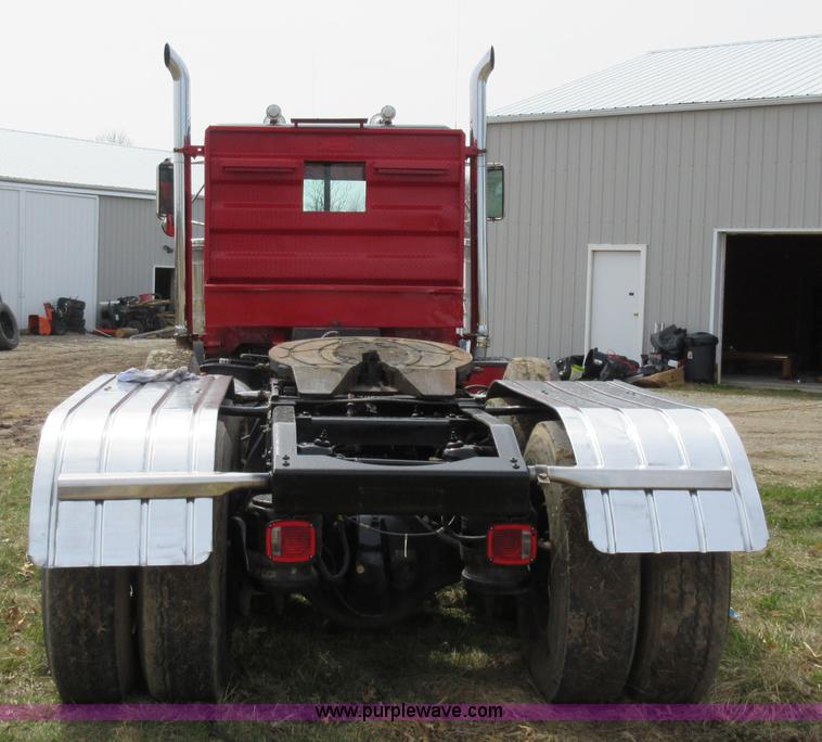 image for item F8439 1995 Peterbilt 379 semi truck