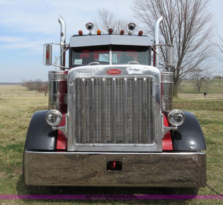 image for item F8439 1995 Peterbilt 379 semi truck
