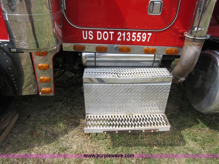 image for item F8439 1995 Peterbilt 379 semi truck