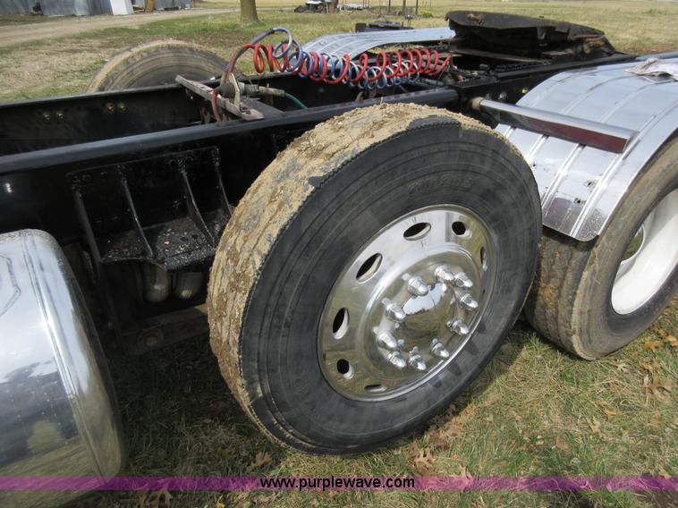 image for item F8439 1995 Peterbilt 379 semi truck