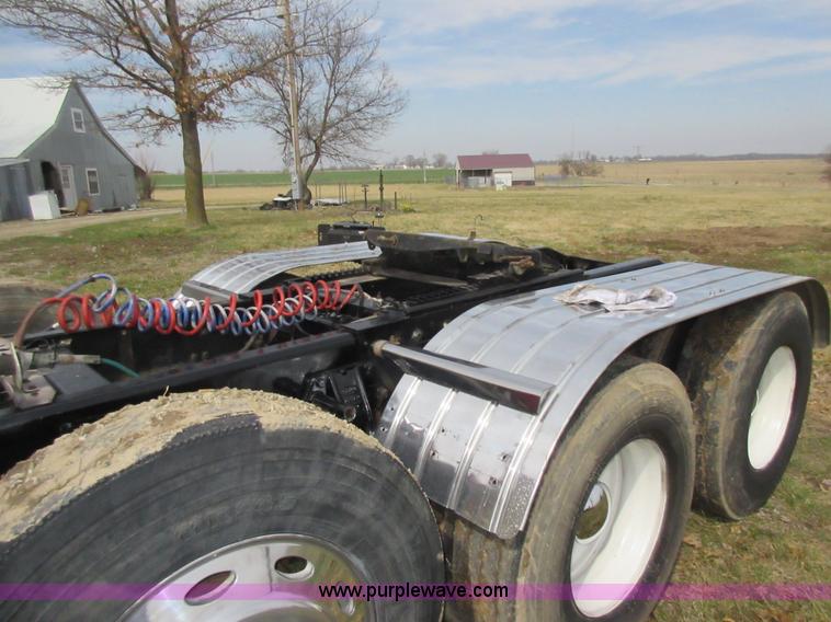 image for item F8439 1995 Peterbilt 379 semi truck