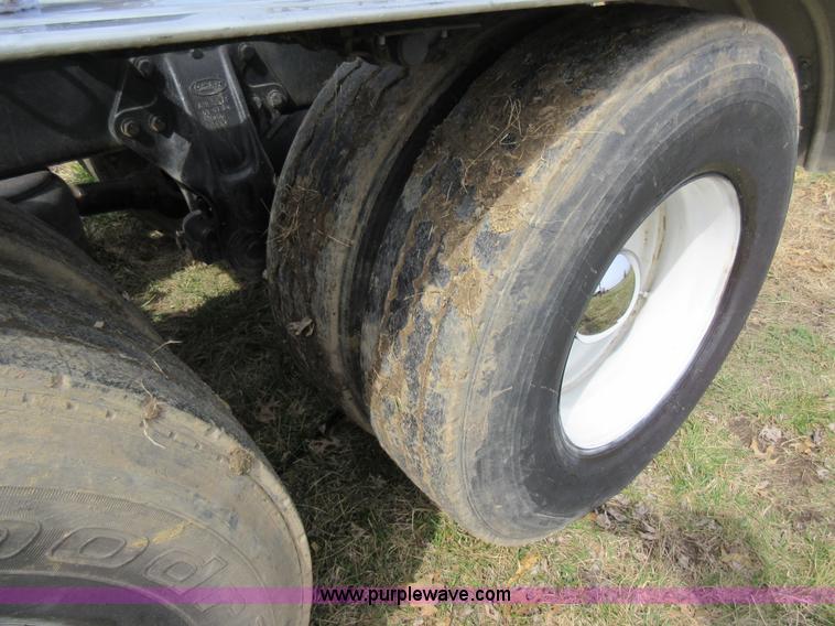 image for item F8439 1995 Peterbilt 379 semi truck