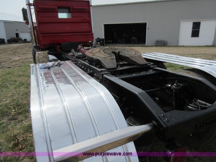 image for item F8439 1995 Peterbilt 379 semi truck