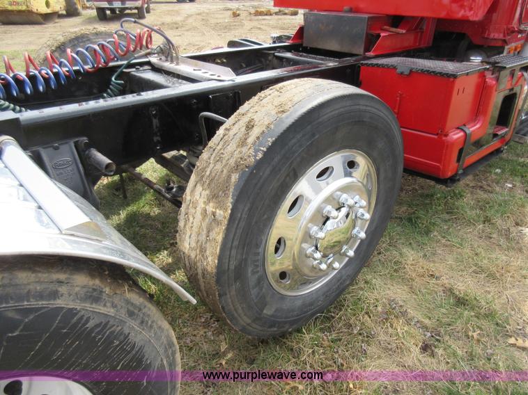 image for item F8439 1995 Peterbilt 379 semi truck