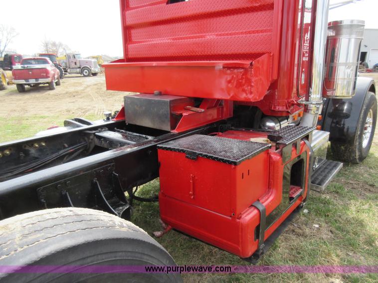 image for item F8439 1995 Peterbilt 379 semi truck