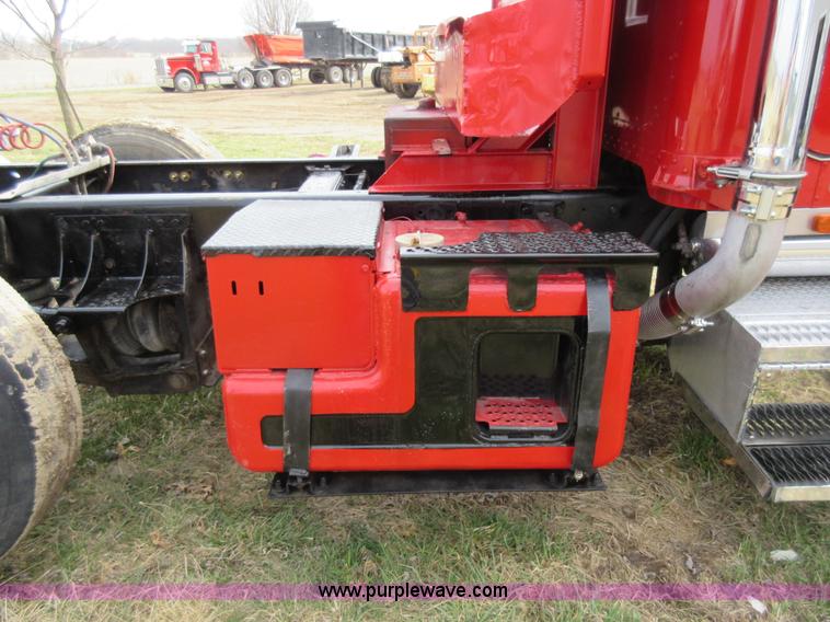 image for item F8439 1995 Peterbilt 379 semi truck