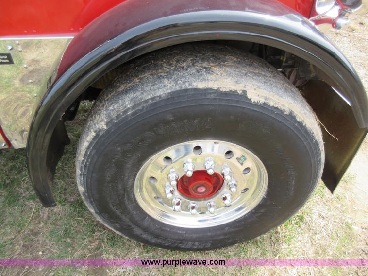 image for item F8439 1995 Peterbilt 379 semi truck