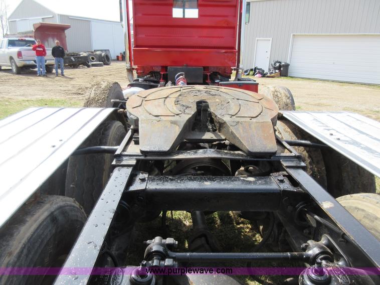 image for item F8439 1995 Peterbilt 379 semi truck