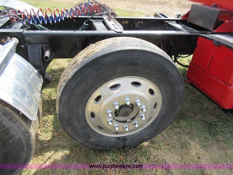 image for item F8439 1995 Peterbilt 379 semi truck