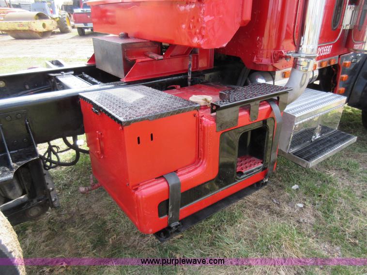 image for item F8439 1995 Peterbilt 379 semi truck