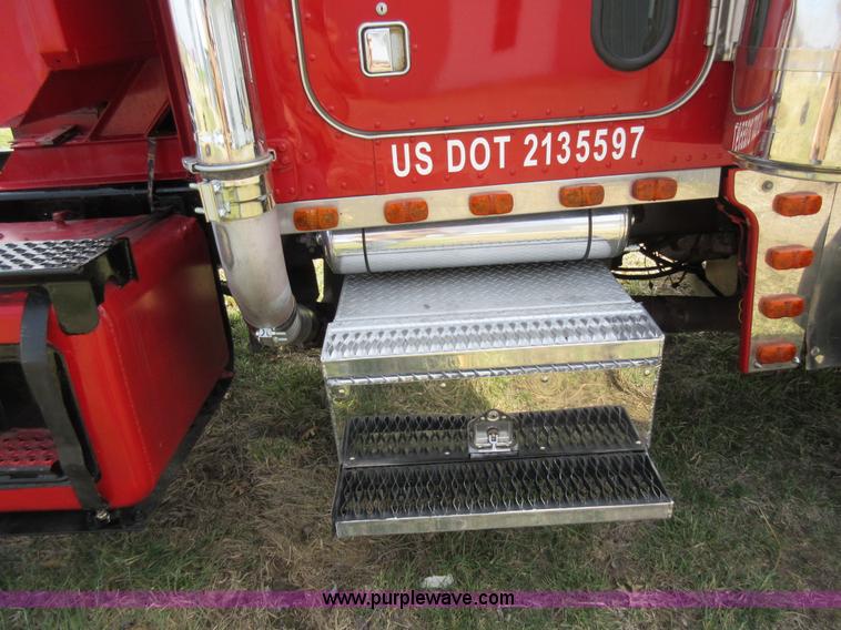 image for item F8439 1995 Peterbilt 379 semi truck