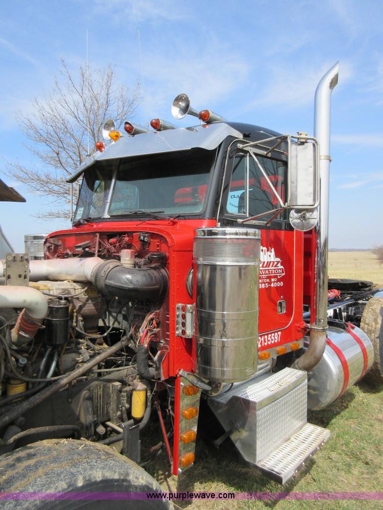 image for item F8439 1995 Peterbilt 379 semi truck
