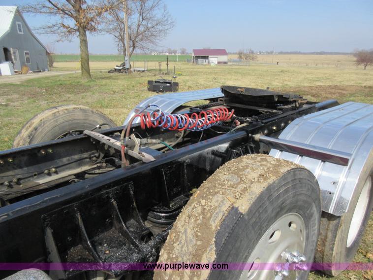 image for item F8439 1995 Peterbilt 379 semi truck