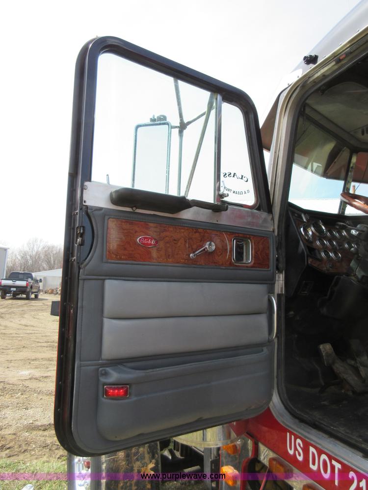 image for item F8439 1995 Peterbilt 379 semi truck