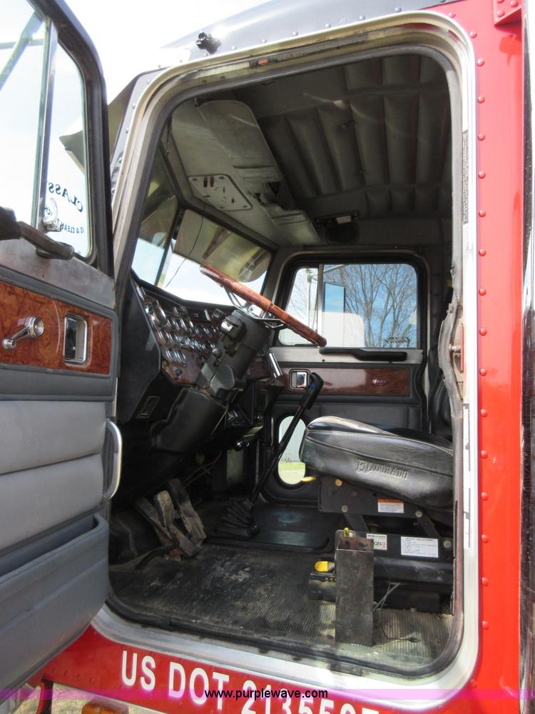 image for item F8439 1995 Peterbilt 379 semi truck