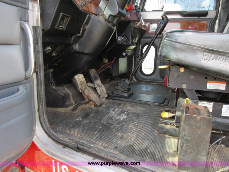 image for item F8439 1995 Peterbilt 379 semi truck