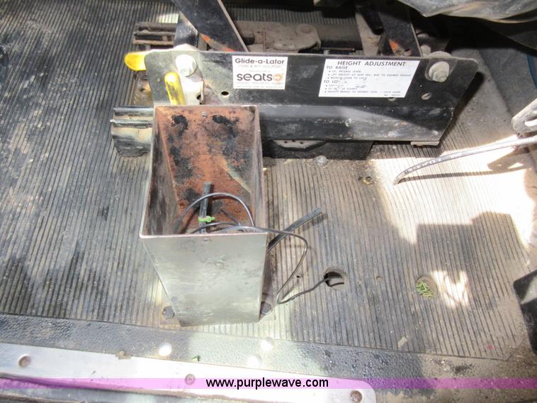 image for item F8439 1995 Peterbilt 379 semi truck