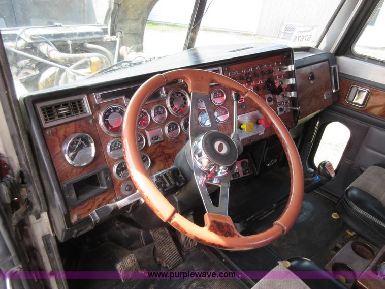 image for item F8439 1995 Peterbilt 379 semi truck