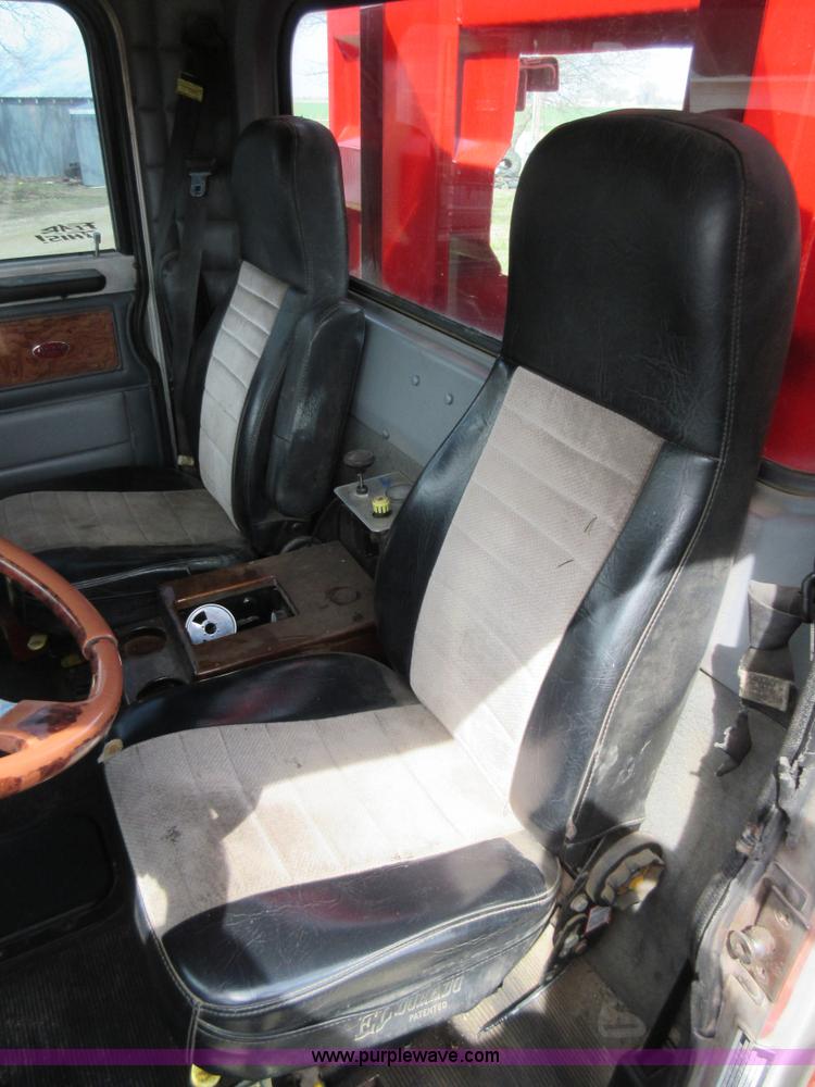 image for item F8439 1995 Peterbilt 379 semi truck