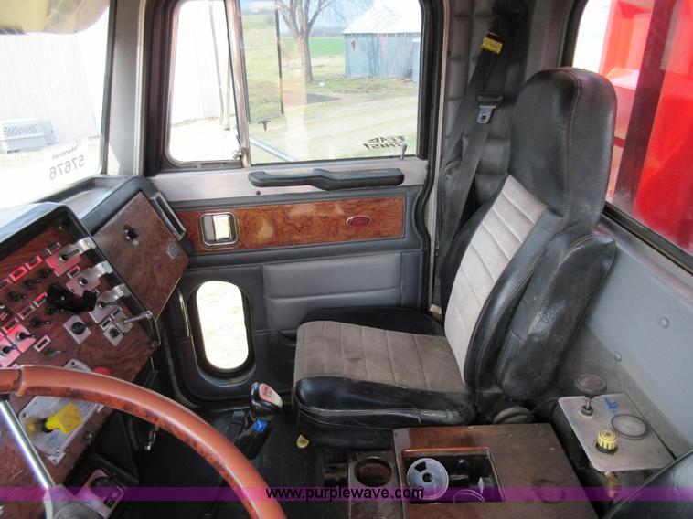image for item F8439 1995 Peterbilt 379 semi truck