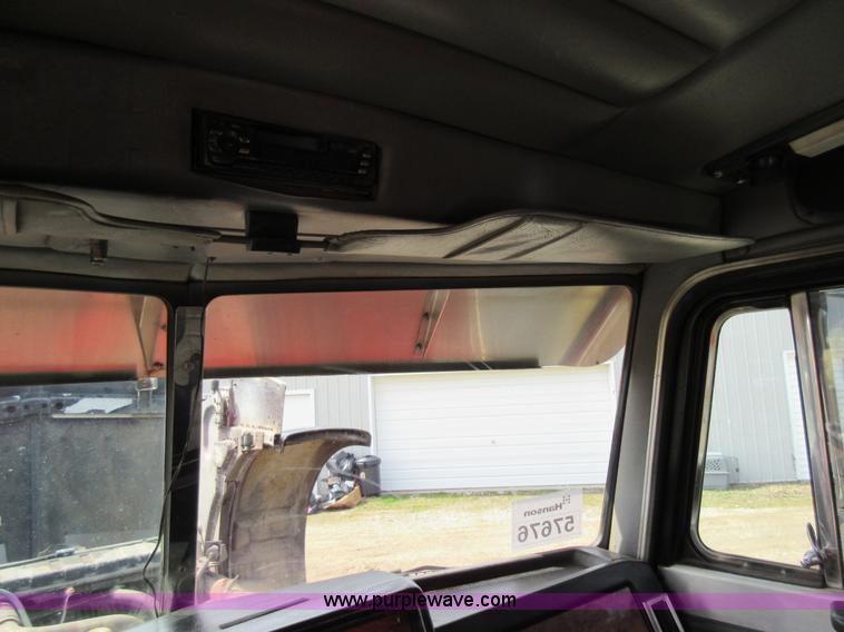 image for item F8439 1995 Peterbilt 379 semi truck