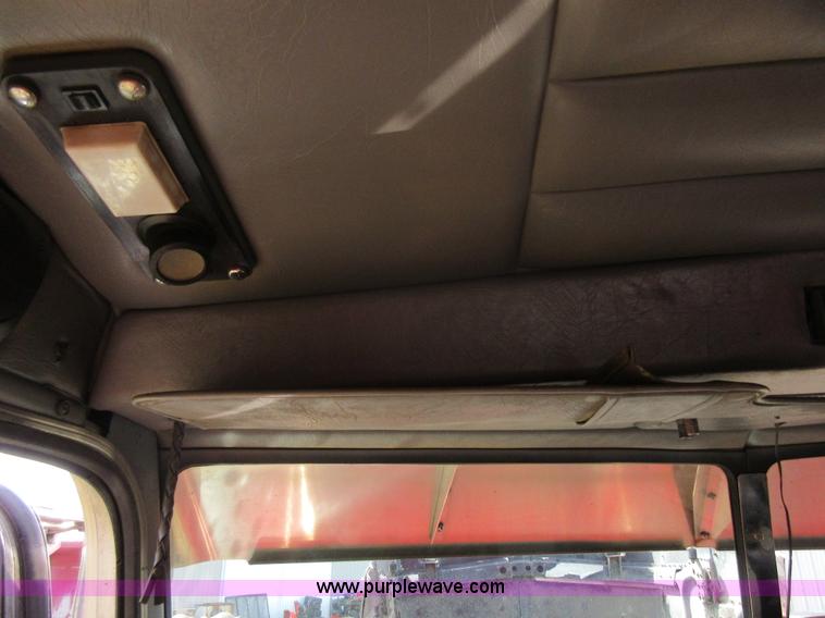 image for item F8439 1995 Peterbilt 379 semi truck