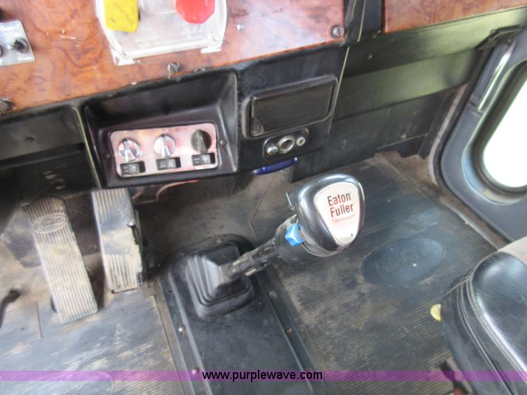 image for item F8439 1995 Peterbilt 379 semi truck