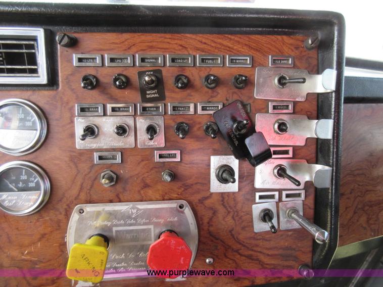 image for item F8439 1995 Peterbilt 379 semi truck