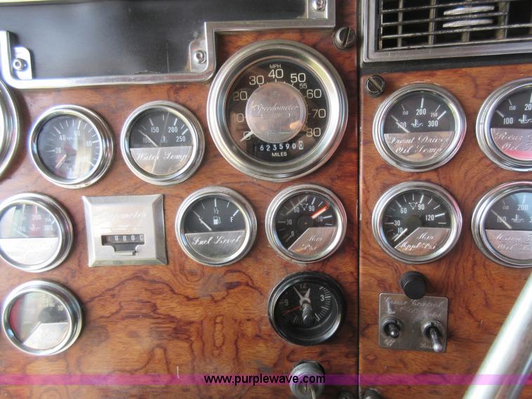 image for item F8439 1995 Peterbilt 379 semi truck