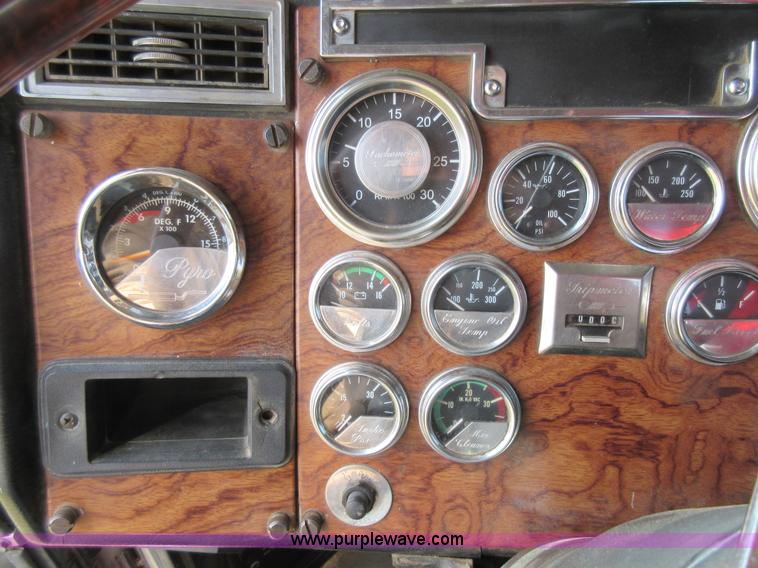 image for item F8439 1995 Peterbilt 379 semi truck