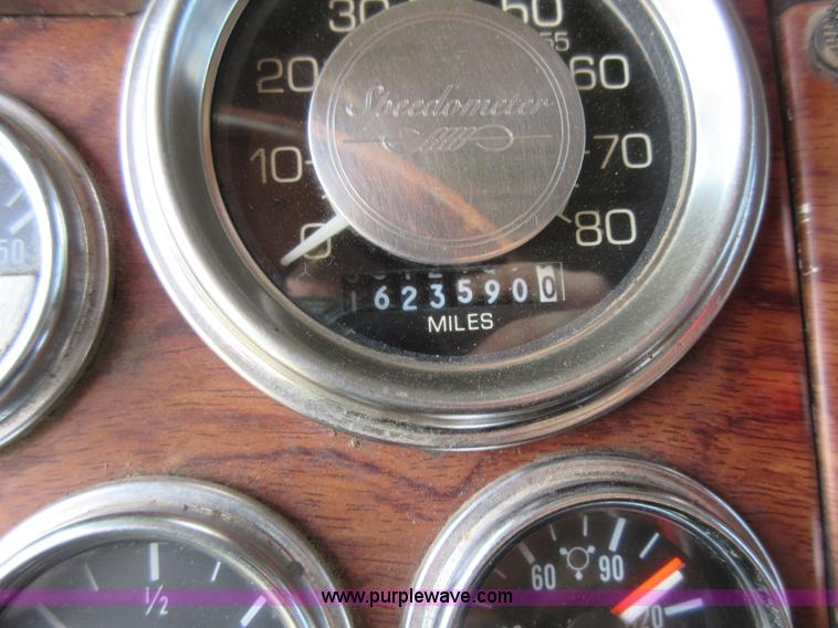 image for item F8439 1995 Peterbilt 379 semi truck