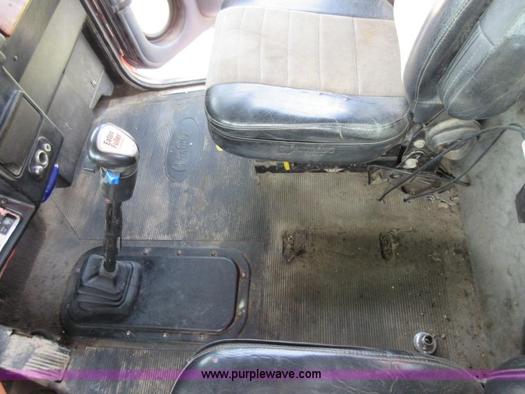 image for item F8439 1995 Peterbilt 379 semi truck