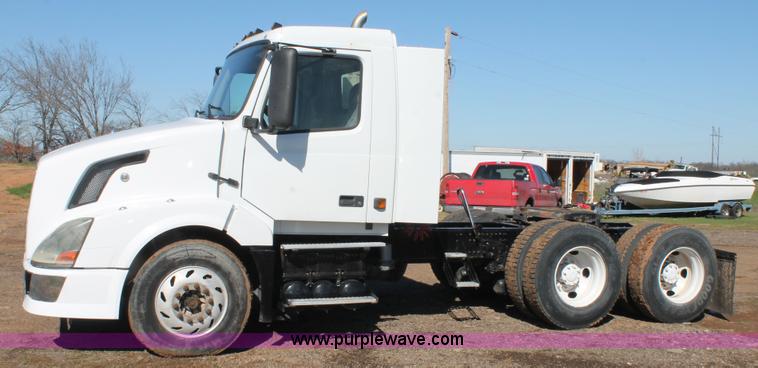 image for item H1569 2005 Volvo VNL semi truck