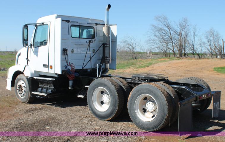 image for item H1569 2005 Volvo VNL semi truck