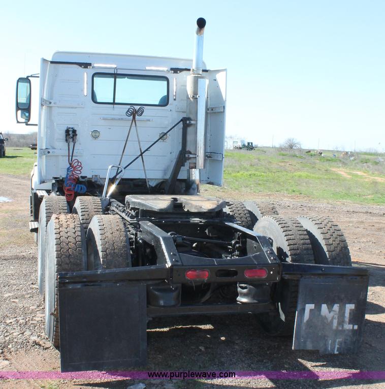 image for item H1569 2005 Volvo VNL semi truck