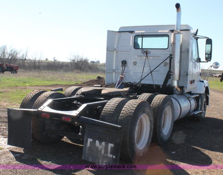 image for item H1569 2005 Volvo VNL semi truck