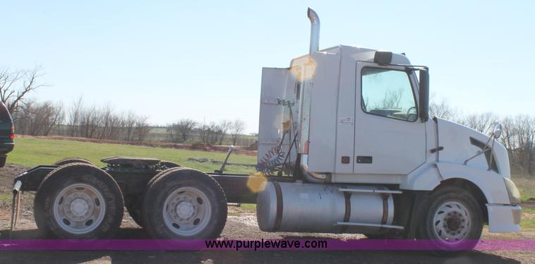 image for item H1569 2005 Volvo VNL semi truck