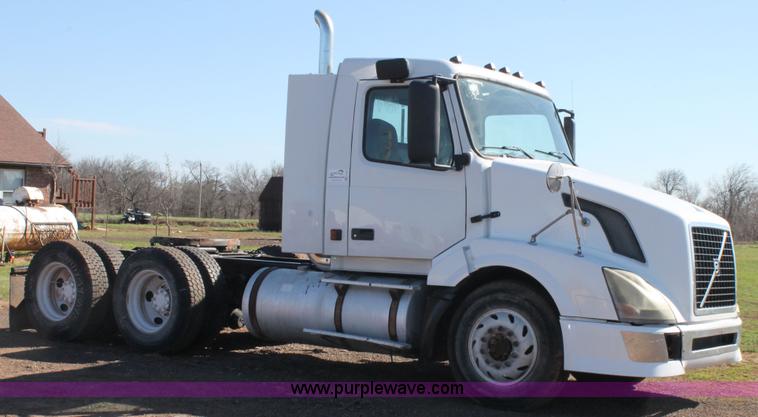 image for item H1569 2005 Volvo VNL semi truck