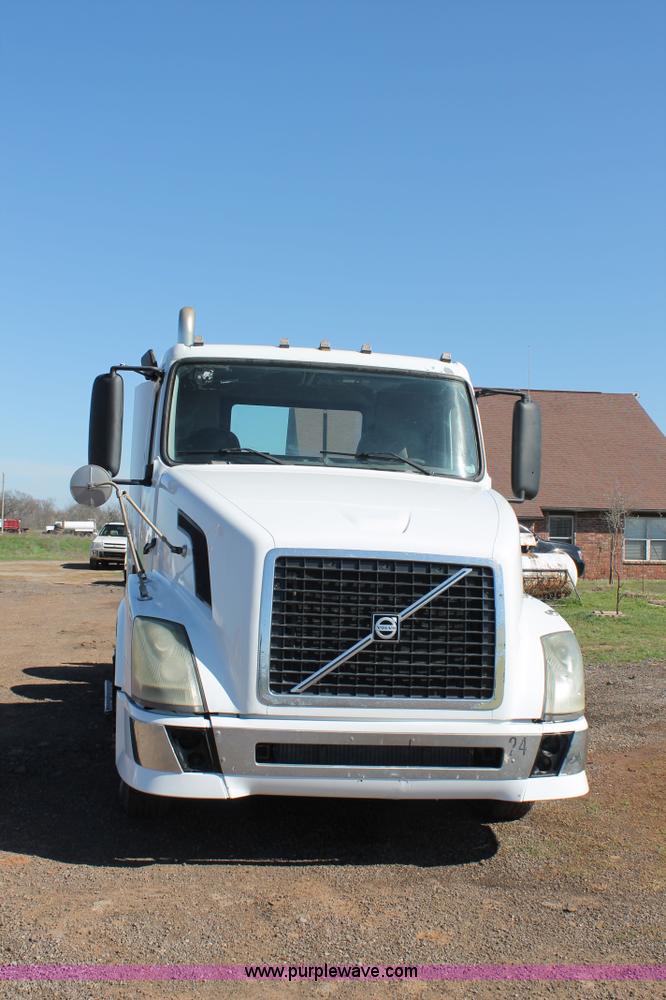 image for item H1569 2005 Volvo VNL semi truck
